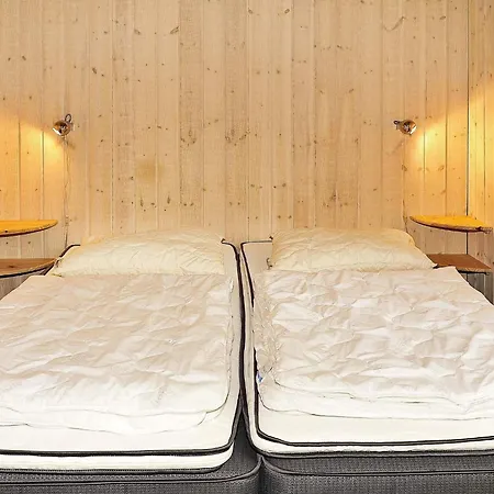 6 Person In Ansager-by Traum