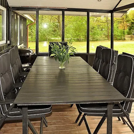 6 Person In Ansager-by Traum Ansager